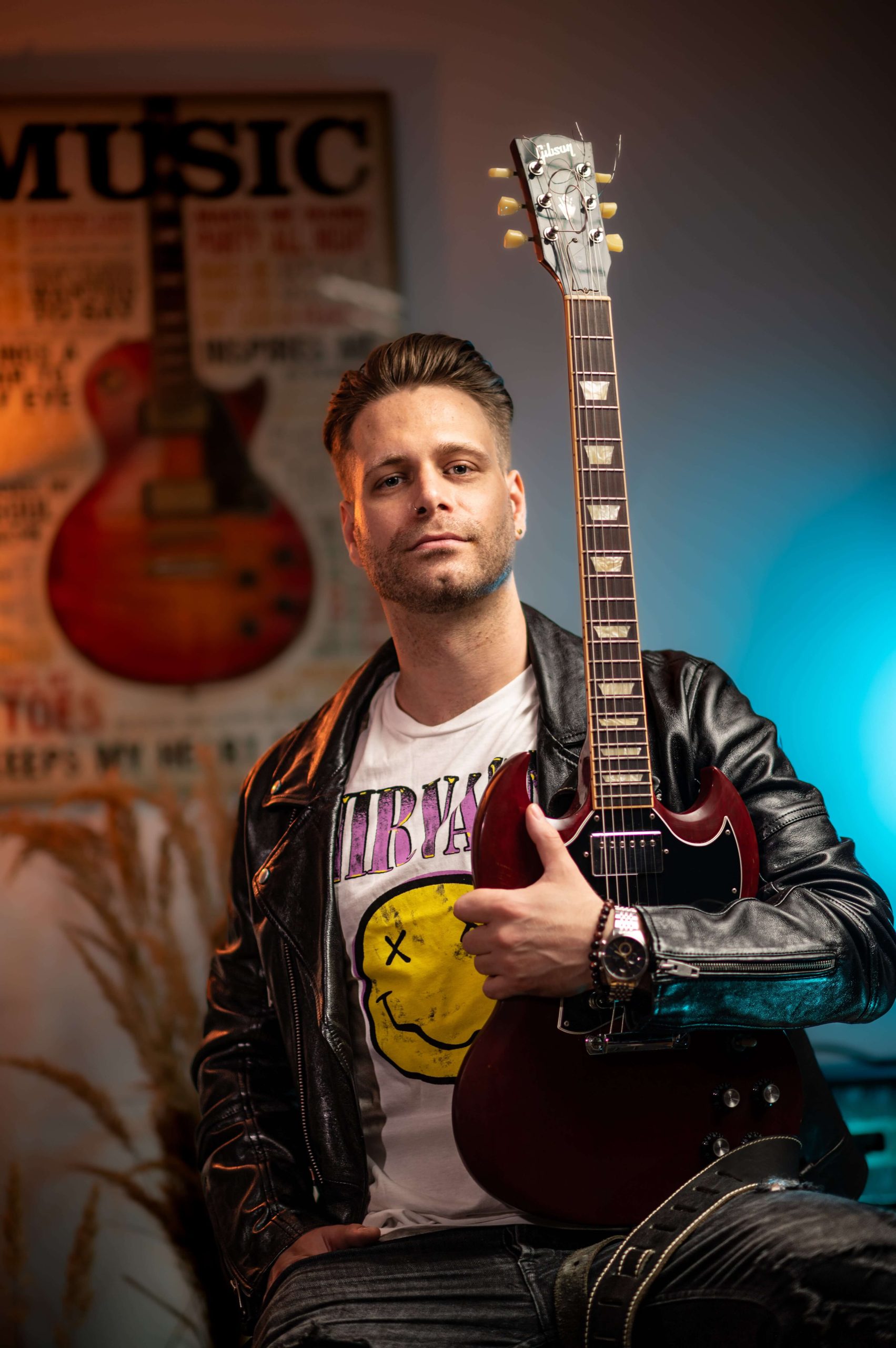 Kispál Balázs gitártanár elektromos gitárral